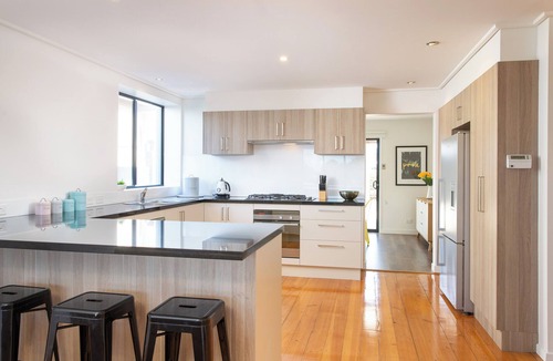 Warrnambool House | Spacious 4 Bedroom Coastal Retreat with Spectacular Views - Dog Friendly