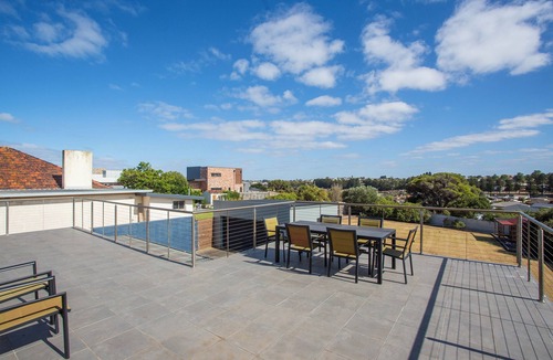 Warrnambool House | Spacious 4 Bedroom Coastal Retreat with Spectacular Views - Dog Friendly