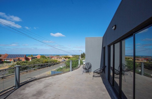 Warrnambool House | Spacious 4 Bedroom Coastal Retreat with Spectacular Views - Dog Friendly
