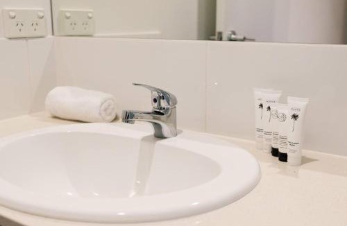 Logan Reserve House | Spacious 4B Near Logan with Parking