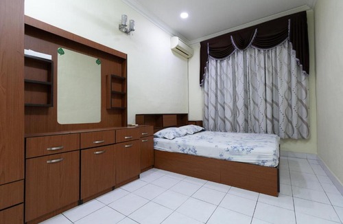 Tanjung Aru House | Spacious 4BR Home Near Beach & Airport Tanjung Aru