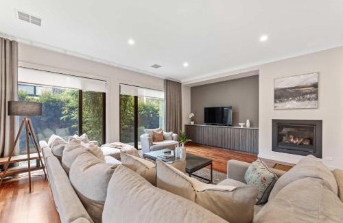 Doncaster House | Spacious 4BR Home Steps to Buses Westfield Doncaster