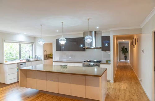 Alfredton House | Spacious 4BR House by 24/7 Café & IGA in Ballarat