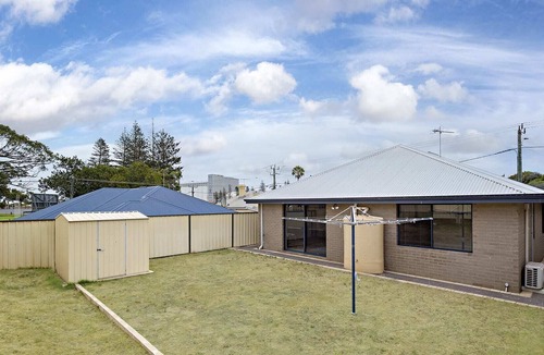 Geraldton House | Spacious 4BR House Right Near The Beach