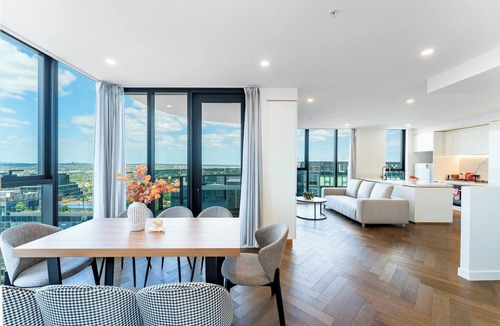 Box Hill Apartment | Spacious 4BR Penthouse in BoxHill Free Parking X2
