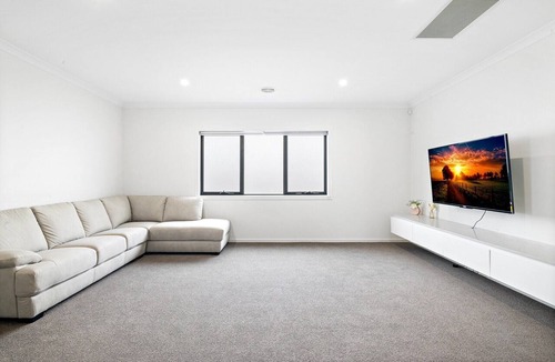 Point Cook Apartment | Spacious 5-Bed Home in Peaceful Point Cook