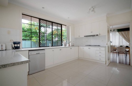 Robertson House | Spacious 5BR Family Home with Pool in Robertson