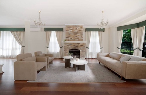 Robertson House | Spacious 5BR Family Home with Pool in Robertson