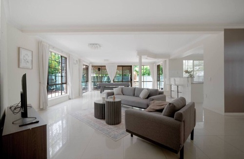 Robertson House | Spacious 5BR Family Home with Pool in Robertson