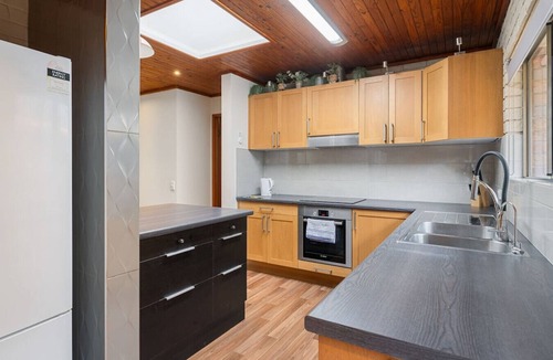 Shailer Park House | Spacious 5BR Pool Home｜BBQ & Outdoor Entertaining
