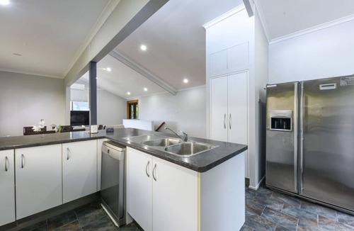 Springwood House | Spacious 5BR Retreat w/Balcony Near Hotspots