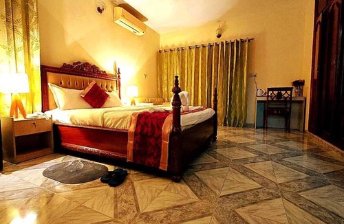 Dhaka Apartment | Spacious 6-bedroom hotel suites in charming Dhaka with WiFi, AC