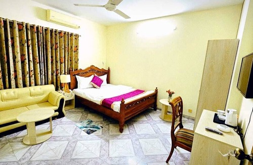 Dhaka Apartment | Spacious 6-bedroom hotel suites in charming Dhaka with WiFi, AC