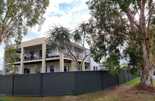 Burrum Heads House | Spacious 6BR Seaside Home Sleeps 12 100m to Beach.