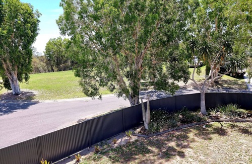 Burrum Heads House | Spacious 6BR Seaside Home Sleeps 12 100m to Beach.
