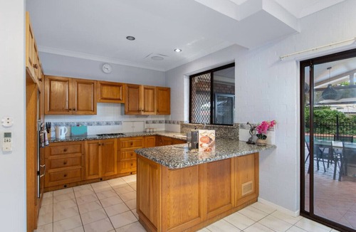 Robertson House | Spacious Affordable 7B3B 2Living/Pool/Yard/Mall