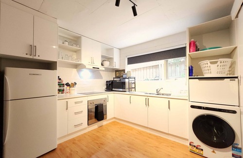 Highett House | Spacious Aloha Suite w/Full Kitchen, Golf Nearby