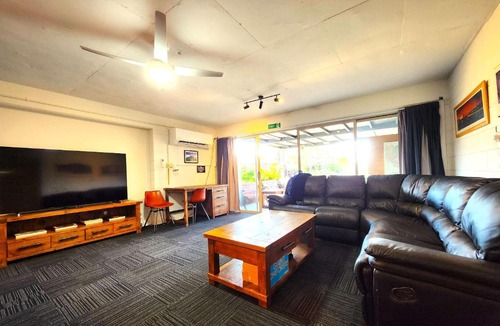Highett House | Spacious Aloha Suite with Full Kitchen, Southland, Golf Nearby
