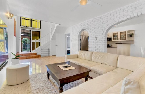 Cairns North Villa | Spacious and Central - 3 bedroom, 2 bathroom Townhouse with Swimming Pool and Carpark