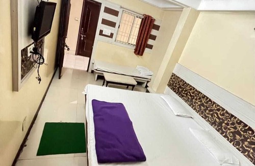 Indore Hotel | Spacious and comfortable Deluxe Double Room with a cozy bed and private bathroom