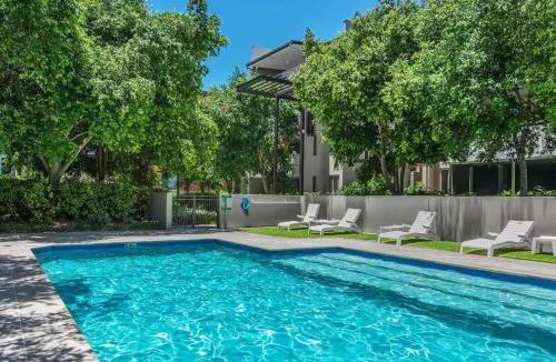 Teneriffe Apartment | Spacious and Leafy with Pool and Parking - Walk to River