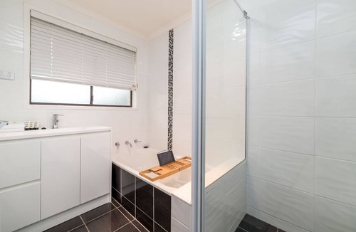 Cook House | Spacious and Restful Holiday Home with Backyard