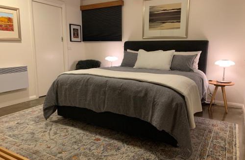 Lindisfarne Apartment | Spacious Apartment - Warm and Welcoming in Lindisfarne, 8 min from CBD