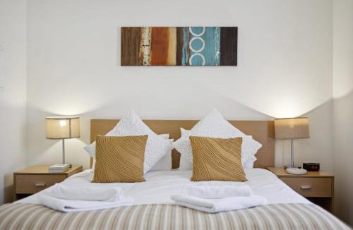 Northbridge Apartment | Spacious Apt in Northbridge with Pool