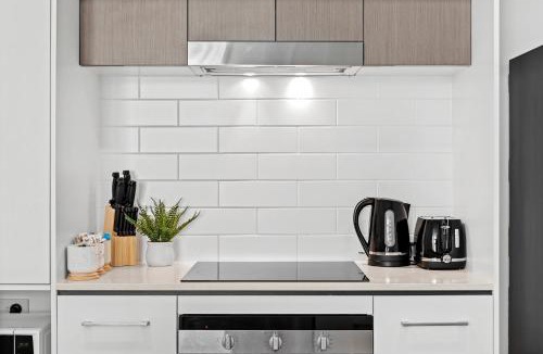 Newstead Apartment | Spacious Apt with Stunning City Views and Car Park!