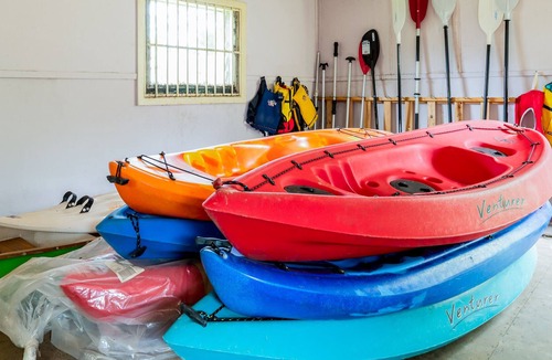 Warneet House | Spacious Beach house with Estuary Views with kayaks