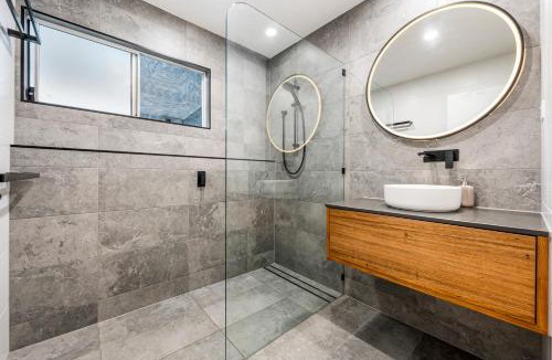 Beachmere House | Spacious Beachmere Retreat - Walk to the Bay