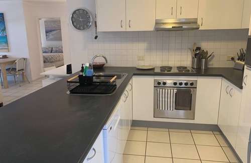Nundah Apartment | Spacious beachy apartment with leafy outlook.Close to airport, bus, train, shops