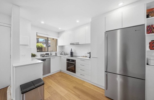 Kingston Apartment | Spacious Bright Apartment with Courtyard and BBQ