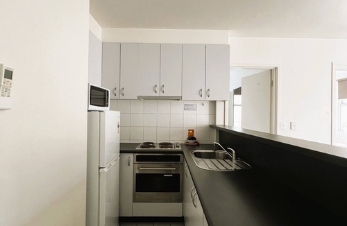 Carlton South Apartment | Spacious CBD Apartment for 5 | WiFi Included
