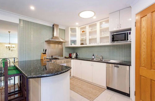 Fremantle House | Spacious Central Fremantle Home w Spa bath & garden