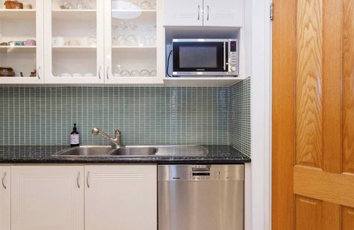 Fremantle House | Spacious Central Fremantle Home w Spa bath & garden