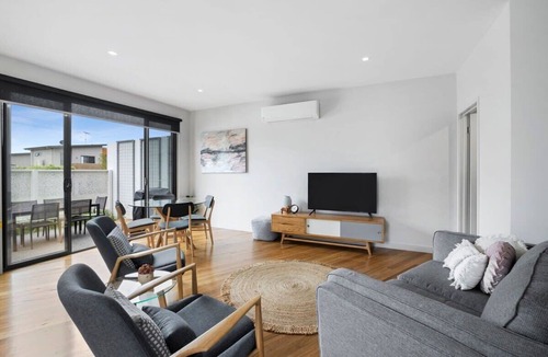 Torquay House | Spacious, Central to All Shops and beach