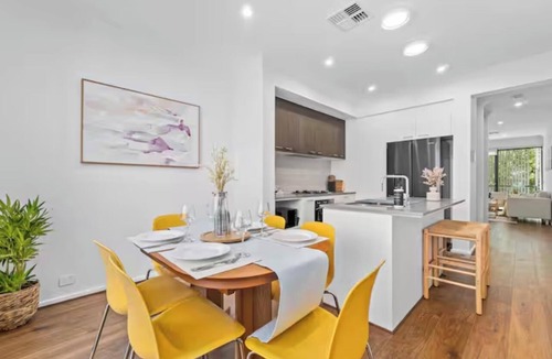Walkerville Apartment | Spacious chic townhouse in Walkerville, only minutes to the city
