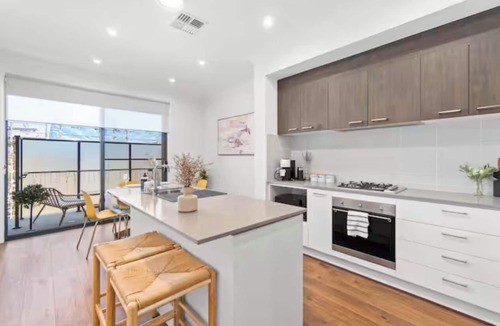 Walkerville Apartment | Spacious chic townhouse in Walkerville, only minutes to the city