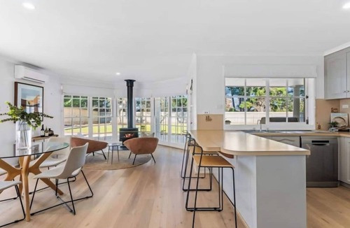 Merricks Beach House | Spacious Coastal Retreat with Pool & Garden - 2mins walk to Merricks Beach