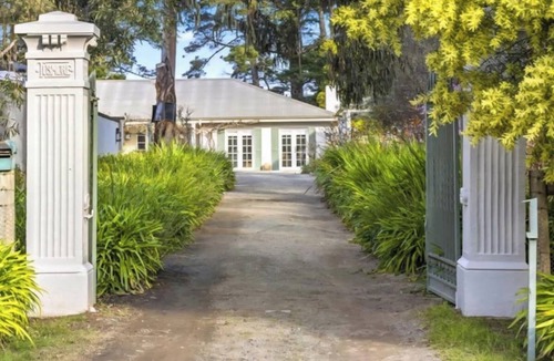Merricks Beach House | Spacious Coastal Retreat with Pool & Garden - 2mins walk to Merricks Beach