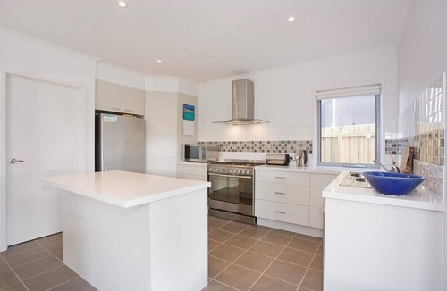 Torquay House | Spacious Coastal Retreat 400m to the Beach