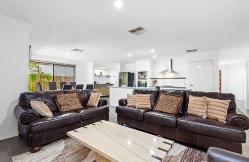 Tapping House | Spacious Escape in Tapping