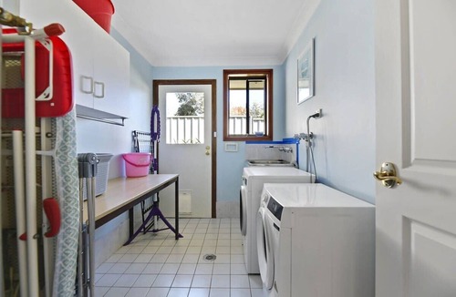 Calare House | Spacious Family Home - Leafy Suburb & Pets Allowed