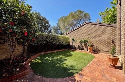 Braddon Apartment | Spacious garden apartment
