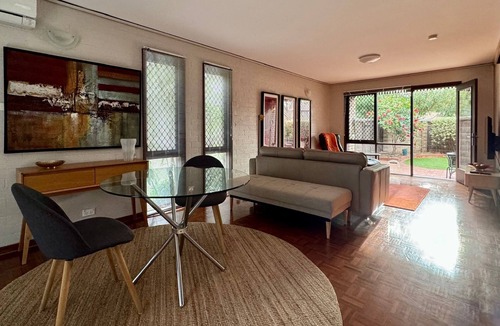 Braddon Apartment | Spacious garden apartment