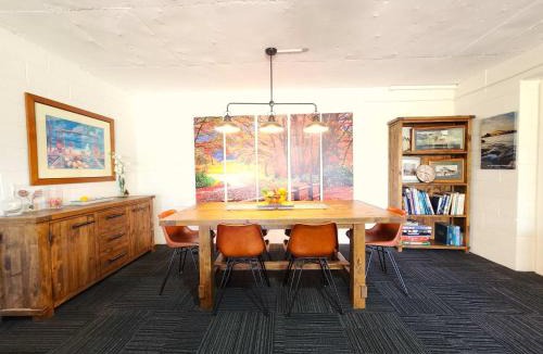 Highett House | Spacious Guest Room 7 Sleeps 5 Near Shops with Free Parking