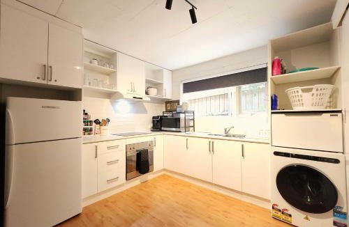 Highett House | Spacious Guest Room 7 Sleeps 5 Near Shops with Free Parking