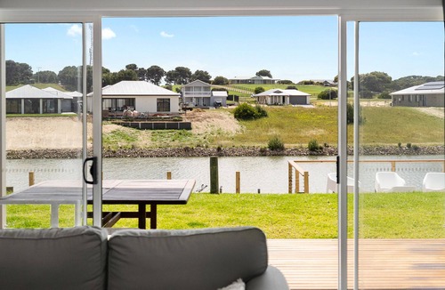Nangkita House | Spacious holiday home at 94 Blanche Parade Hindmarsh Island