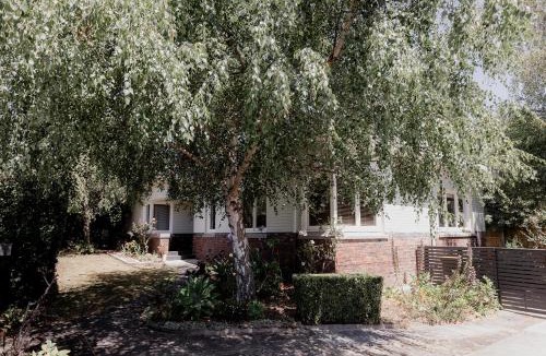 Sandy Bay House | Spacious home near the Derwent in Sandy Bay